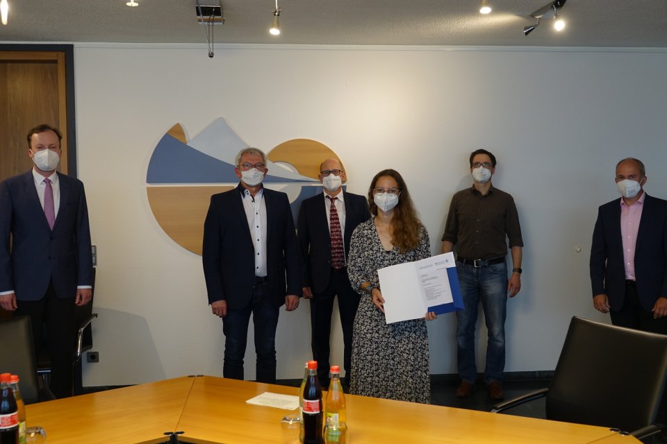 Foto (Quelle: Landratsamt Bamberg): Johanna Krug wurde für ihre herausragenden musikalischen Leistungen ausgezeichnet. Niklas Nüßlein, der ebenfalls ausgezeichnet wurde, konnte am Fototermin nicht teilnehmen (v. l. Ralf Herbstsommer, Verwaltungsleiter der Kreismusikschule Bamberg, Landrat Johann Kalb, Josef Gentil, künstl.-päd. Leiter der Kreismusikschule Bamberg, Johanna Krug, Thomas Nees, Lehrer an der Kreismusikschule Bamberg, Raimund Krug, Vater von Johanna Krug)